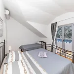 4 Bedroom Cozy In * Razanj