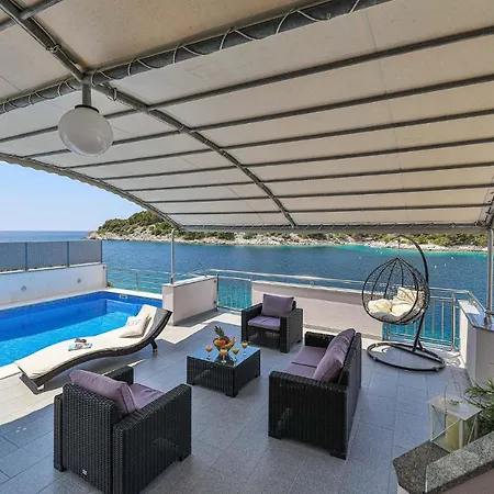 4 Bedroom Cozy In Hébergement de vacances Ražanj