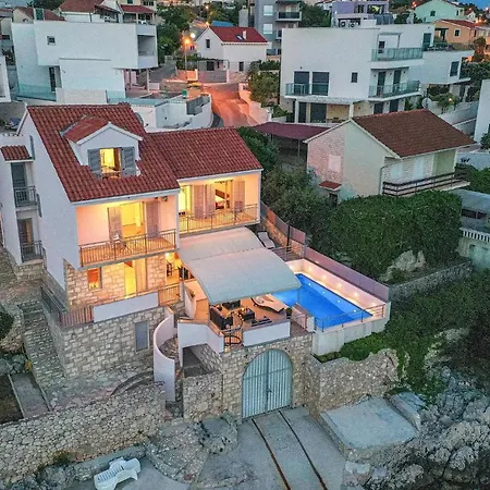 4 Bedroom Cozy In
