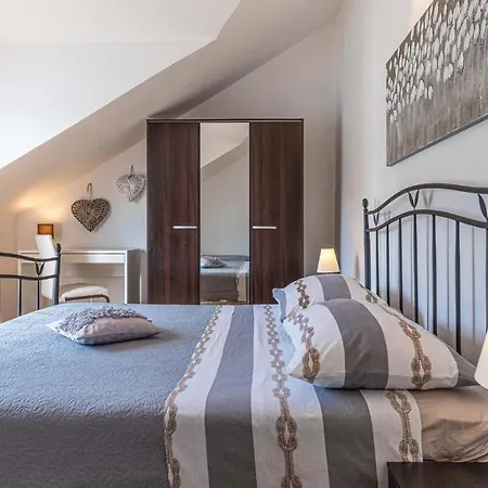 4 Bedroom Cozy In Holiday home *