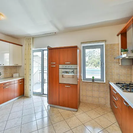 4 Bedroom Cozy In * Razanj