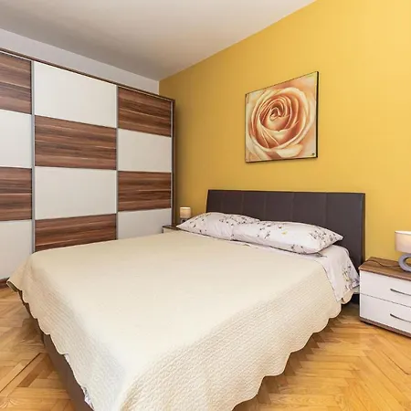 Hébergement de vacances 4 Bedroom Cozy In