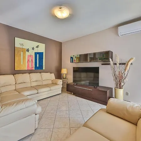 4 Bedroom Cozy In *