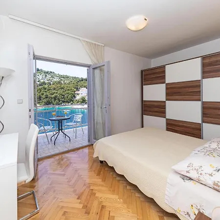 4 Bedroom Cozy In * Razanj