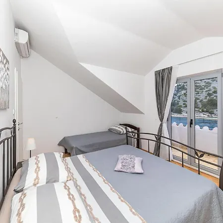 4 Bedroom Cozy In * Razanj