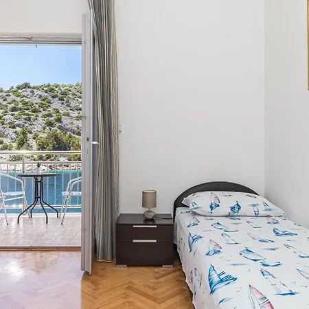 Hébergement de vacances 4 Bedroom Cozy In Ražanj