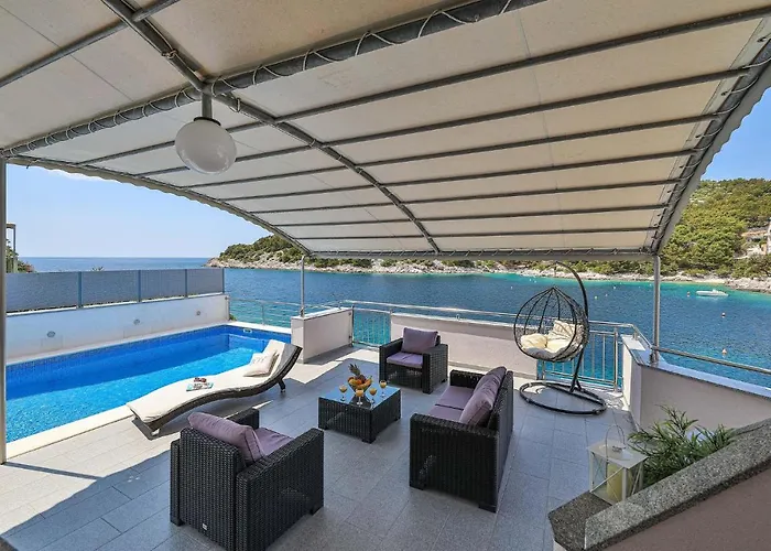 4 Bedroom Cozy In Holiday home Razanj