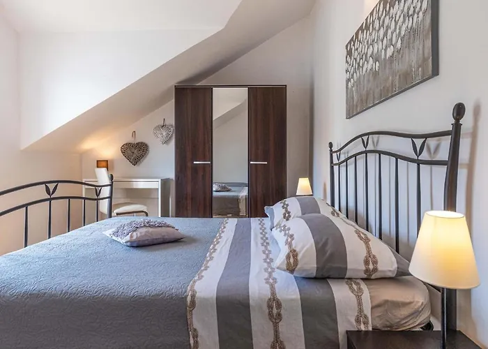 4 Bedroom Cozy In Holiday home *