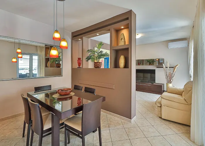 4 Bedroom Cozy In Сasa de vacaciones Ražanj